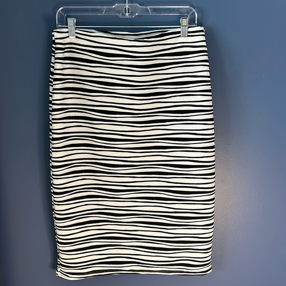 Double Click, ladies Large, Black and White Striped textured Fabric pencil skirt - Picture 1 of 7